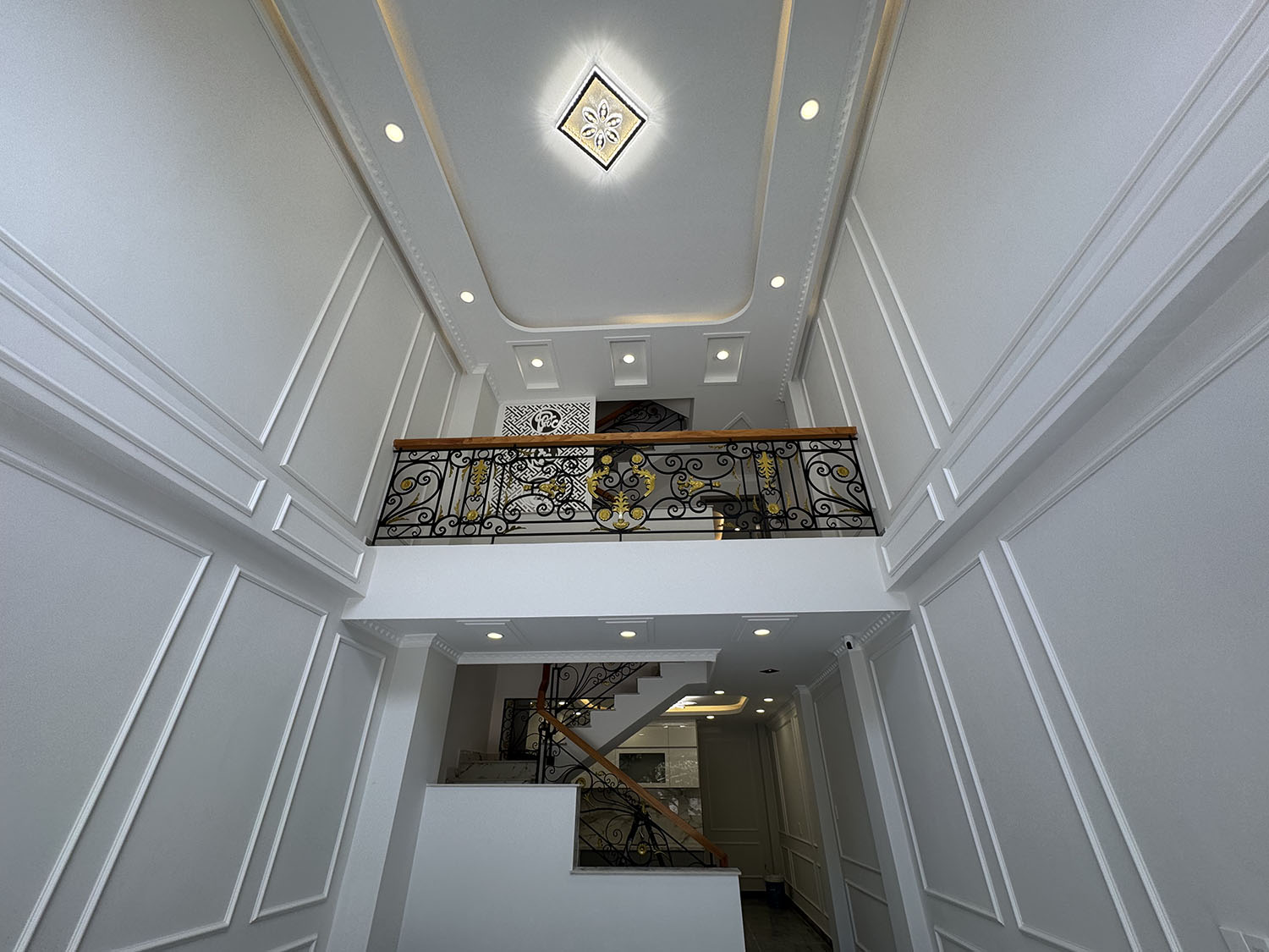 Nhà phố mới 100%, DTKV: 4mx12,5m, vuông, 4 tầng, full nội thất, hẻm xe hơi khu Vip NGUYỄN VĂN TRỖI